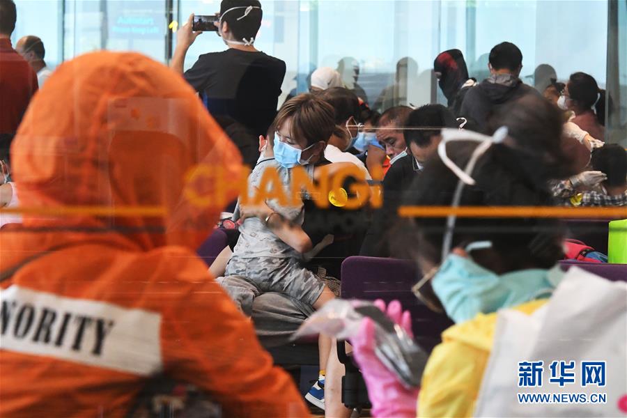 （国际）（11）中国政府包机从新加坡接回147名湖北籍旅客