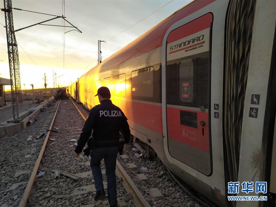 （国际）（1）意大利北部发生高铁列车脱轨事故 两人死亡多人受伤