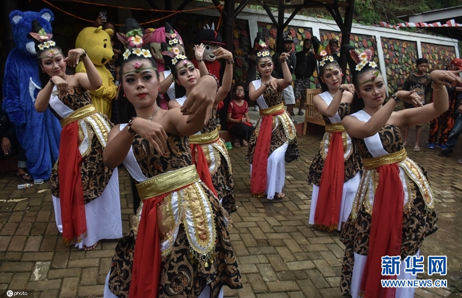 印尼爪哇岛举行传统巴龙舞表演
