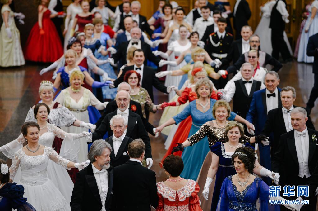 4月3日,在俄罗斯首都莫斯科,人们身着盛装参加舞会.