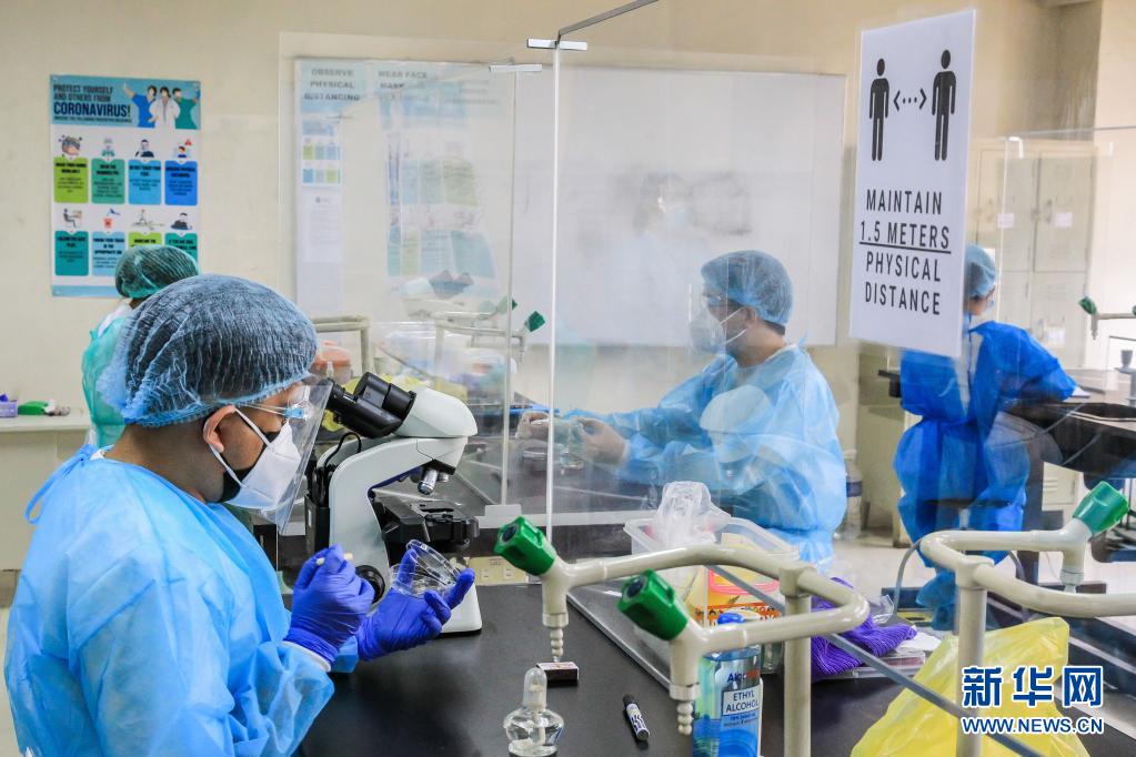 6月8日,严密防护的医学专业学生在位于菲律宾马尼拉的一所大学上