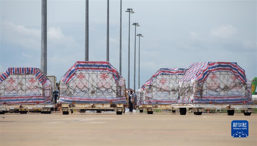 (国际疫情)(2)中国政府援助老挝第六批新冠疫苗抵达万象