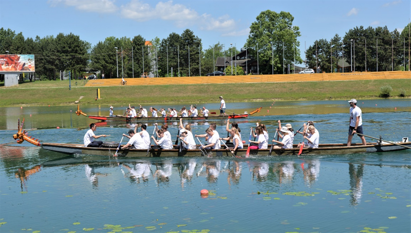 竞舟雅伦湖欢度端午节萨格勒布大学孔子学院第七届龙舟赛活动圆满举行