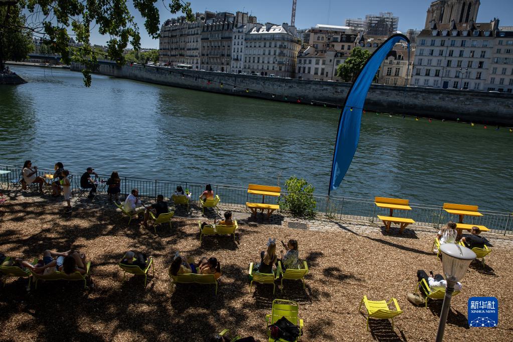 巴黎举办沙滩节休闲消夏活动-新华网