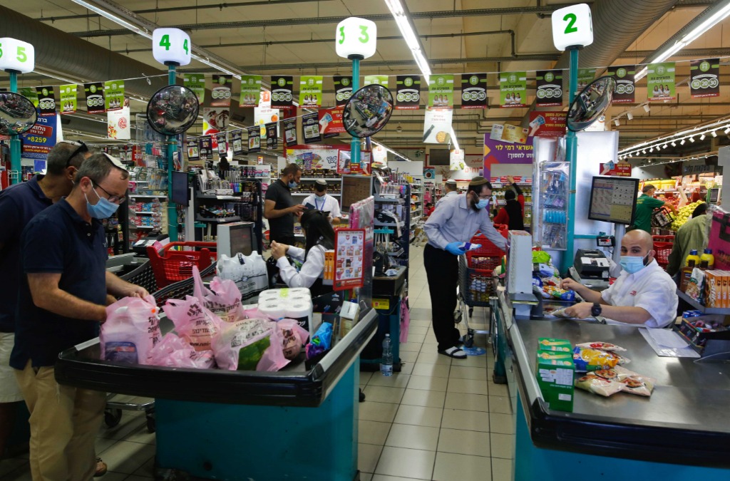 2020年6月24日,人们戴着口罩在以色列莫迪恩一家超市购物.