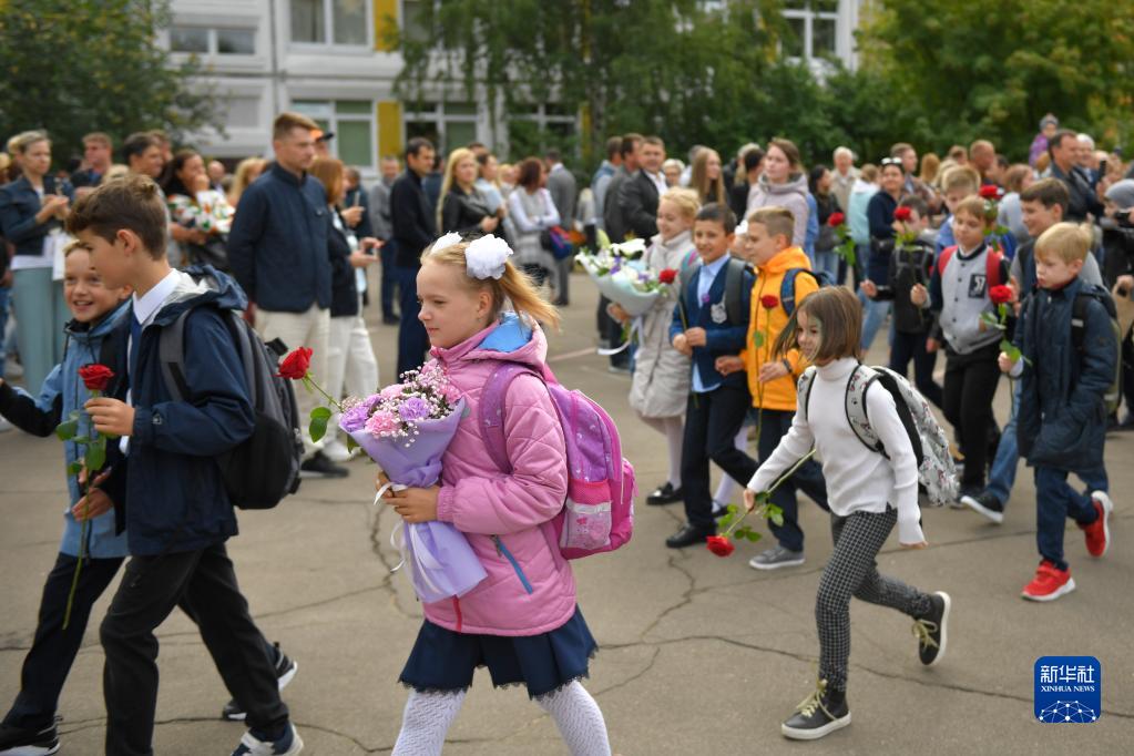 9月1日,在俄罗斯首都莫斯科,学生们捧着花束参加开学典礼.