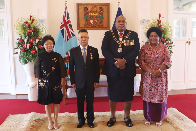 斐济总统卡托尼韦雷为中国驻斐济大使钱波授勋-新华网