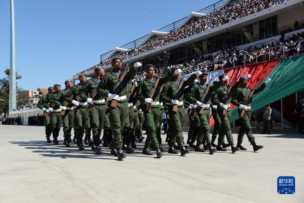 当日,马达加斯加举行国庆日阅兵活动,庆祝独立63周年.