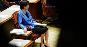 “双标”的日本首相