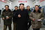金正恩手持香烟视察精密机器工厂