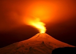 智利维利亚里卡火山喷发 天空现壮丽红光
