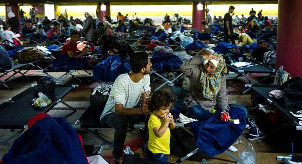 奥地利宣布开往德国列车全部停运12小时（高清组图）