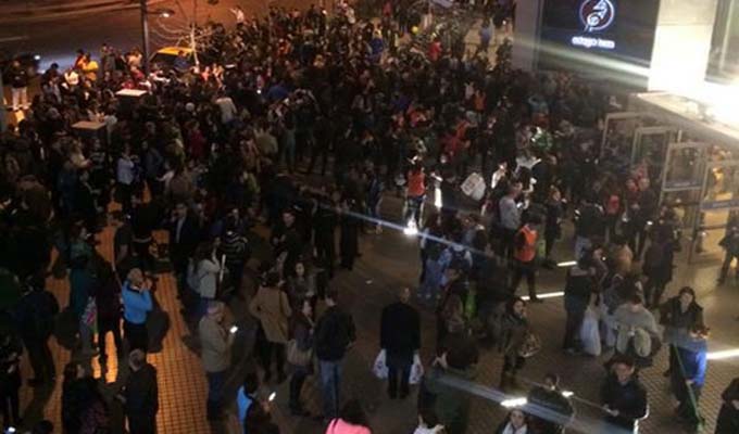 智利中部沿岸近海8.2级地震 民众户外避险