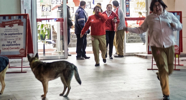 智利附近海域强震 民众跑向街头避难