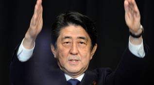 安倍正式连任自民党总裁 表情连连拍