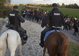 大批难民涌入斯洛文尼亚 警察骑马护送