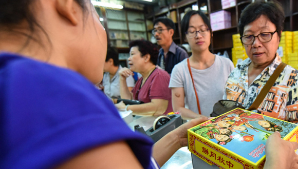 曼谷百年老店月饼销售火爆 满满怀旧风