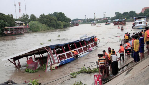 泰国湄南河一艘超载客船翻覆 致十余人死亡