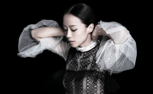 戛纳影后全度妍封面曝光 气场强大变暗黑女王