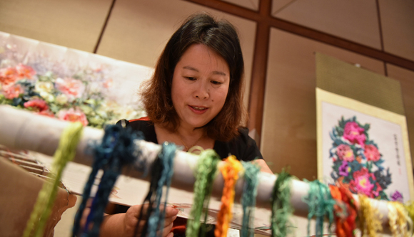 苏绣、河北蔚县剪纸亮相泰国