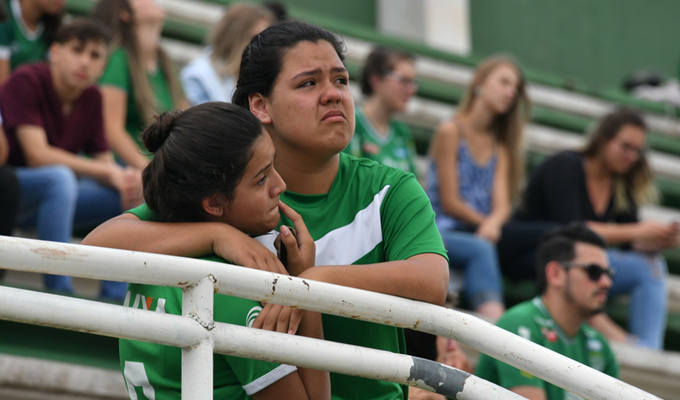 巴甲球队遭遇空难 大批球迷集结俱乐部球场相拥痛哭