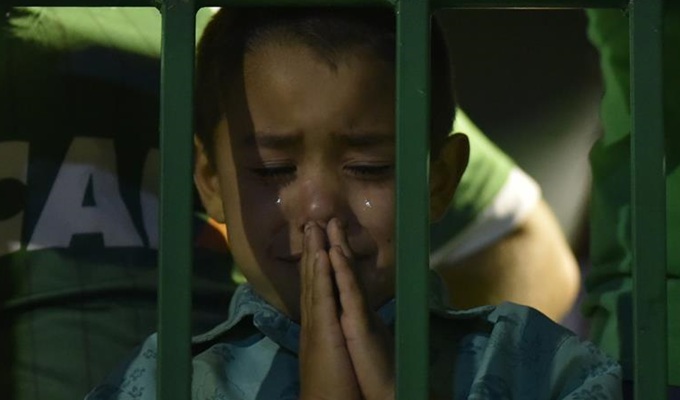 巴甲沙佩科恩斯队在主场悼念坠机遇难者