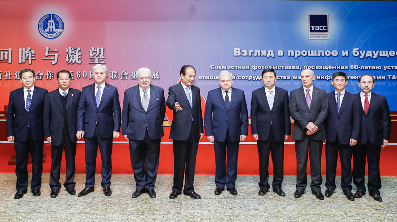 新华社社长蔡名照与嘉宾在摄影展开幕式现场合影