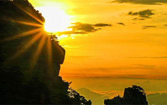 黄山现&ldquo;醉美&rdquo;云海日出