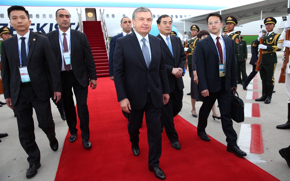 乌兹别克斯坦总统米尔济约耶夫抵达青岛