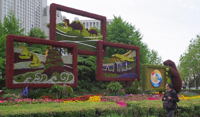 北京&ldquo;丝路金桥&rdquo;主题景观点亮灯光