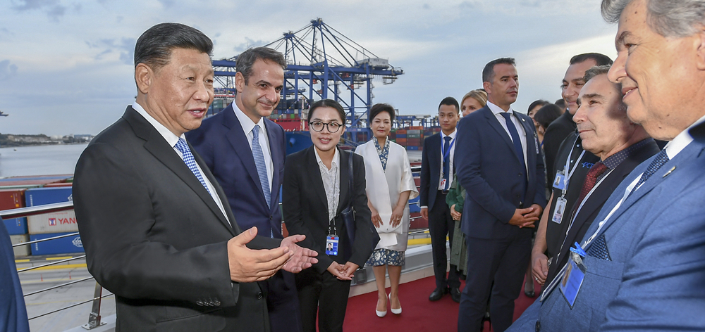 习近平和希腊总理米佐塔基斯共同参观中远海运比雷埃夫斯港项目