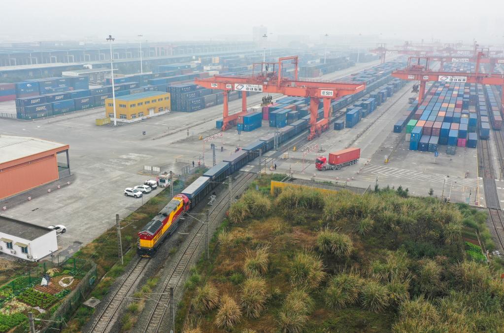 新华全媒+丨西部陆海新通道发出兔年首班列车