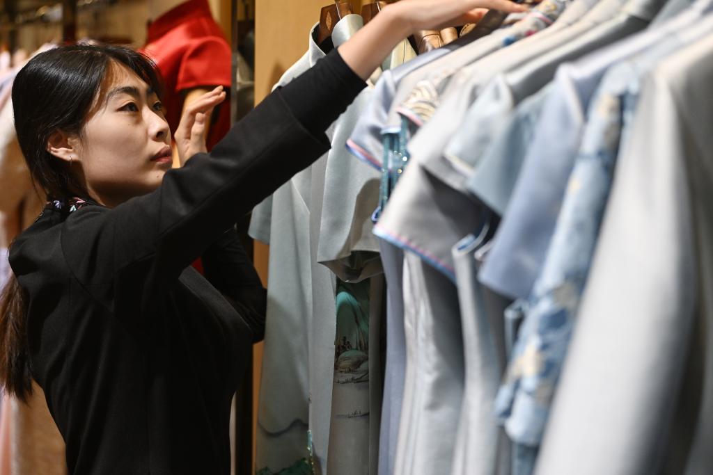 新华全媒+丨老字号里看信心系列报道&mdash;&mdash;锦鞋华服 老美华的新活力