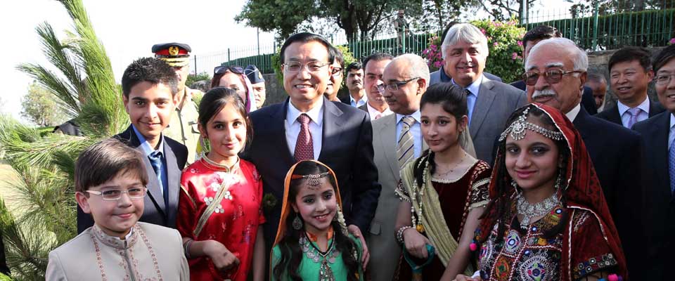 李克强同巴基斯坦总理霍索共同种植中巴友谊树