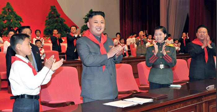金正恩戴红领巾出席朝鲜少年团大会
