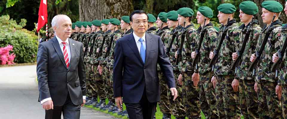 李克强出席瑞士联邦主席毛雷尔举行的欢迎仪式