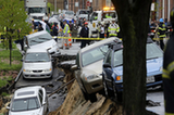 美国巴尔的摩受暴雨侵袭 路面惊现天坑(组图)