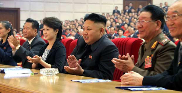 金正恩携夫人观看牡丹峰乐团演出