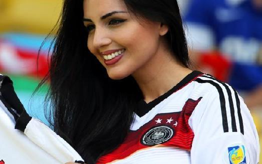 德法大战现&ldquo;第一美女球迷&rdquo; 惊艳众人(高清)