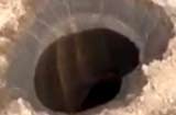 俄西伯利亚现直径80米深坑【组图】