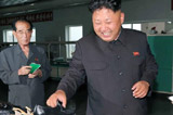 金正恩视察皮鞋厂为鞋类品牌命名