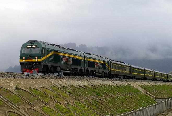 拉萨至日喀则铁路开通运营:坐着火车看珠峰