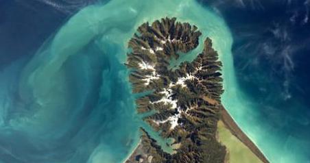 从太空鸟瞰地球：海陆色彩如幻夜晚灯光璀璨