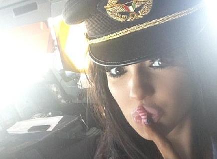 艳星坐机长大腿"开飞机"