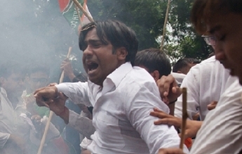 恐怖分子&ldquo;穿军服&rdquo;袭击印度警局（高清）