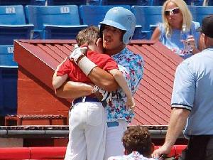 美国9岁球童被球棒误击身亡 球员跪成一圈痛哭（高清组图）