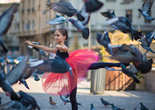 小芭蕾舞娘街头一展优美舞姿 如精灵坠入凡间(高清组图)