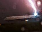 乘客捕捉美国客机遭闪电击中瞬间【高清组图】