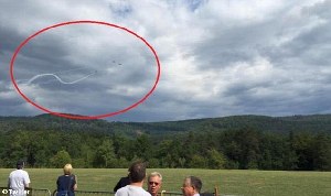 瑞士两飞机航展中相撞坠毁画面（高清组图）