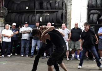 美街头现&ldquo;搏击俱乐部&rdquo; 胜者奖金丰厚（高清组图）